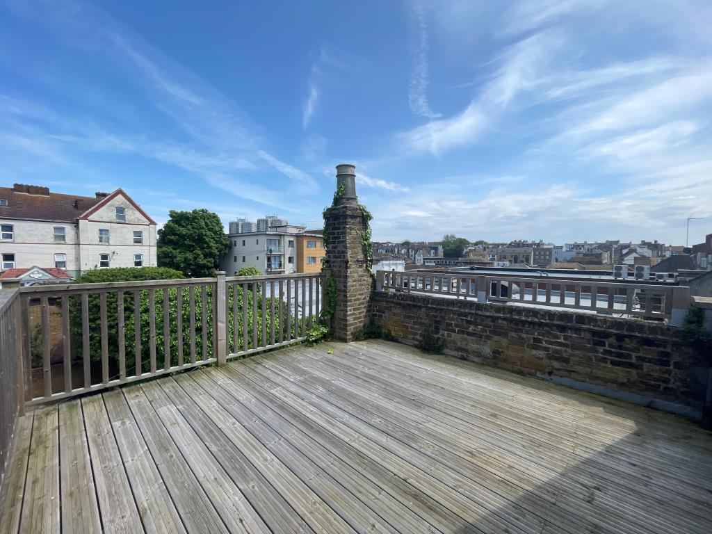 Lot: 142 - FREEHOLD PROPERTY WITH VACANT UPPER PARTS - Third floor roof terrace